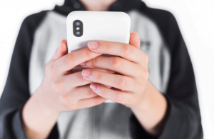 スマートフォン依存症って何?精神病との関係や対処法について